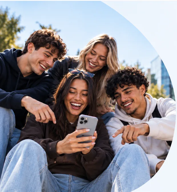 Vier tevreden klanten bekijken samen een gerepareerde telefoon